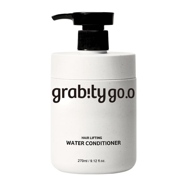 Grabity Hair Lifting Water Conditioner in einer stilvollen weißen Pumpflasche vor hellem Hintergrund. Eine volumenverleihende Haarbalsam-Formel, entwickelt, um Geschmeidigkeit, Glanz und einen volleren Haareindruck zu verleihen.
