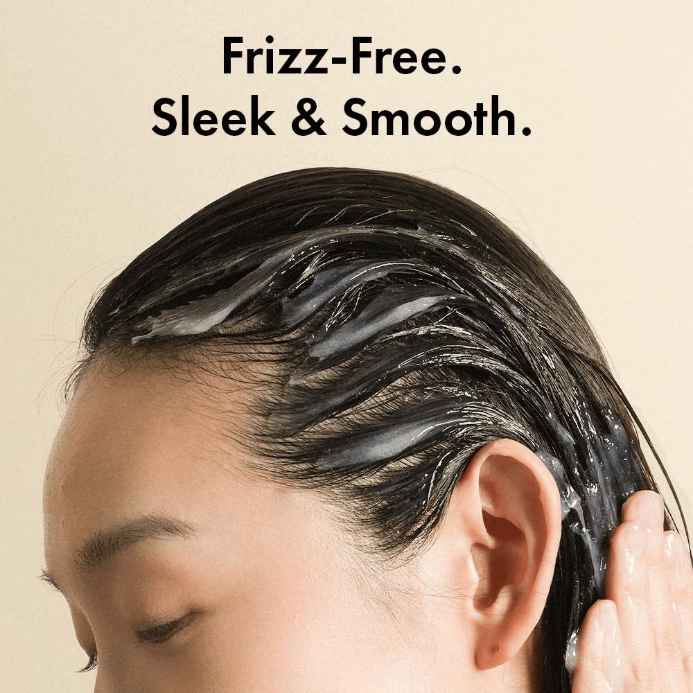 Eine Person trägt Grabity Hair Lifting Water Conditioner auf nasses Haar auf. Die leichte Formel umhüllt die Haarsträhnen, um Frizz entgegenzuwirken und das Haar weicher, glatter und gepflegter erscheinen zu lassen.