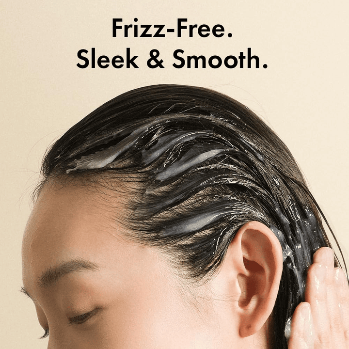 Eine Person trägt Grabity Hair Lifting Water Conditioner auf nasses Haar auf. Die leichte Formel umhüllt die Haarsträhnen, um Frizz entgegenzuwirken und das Haar weicher, glatter und gepflegter erscheinen zu lassen.