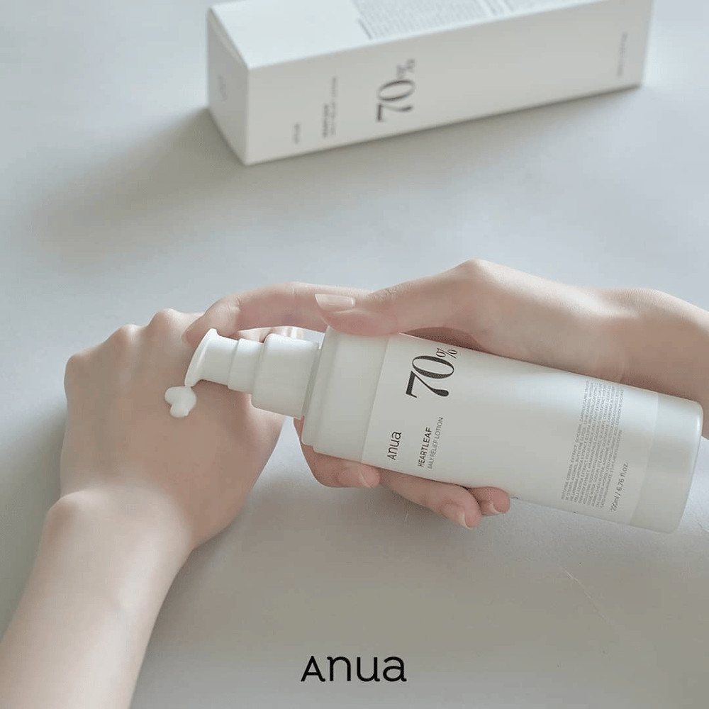 Eine Person hält eine Flasche Anua Heartleaf 70% Daily Lotion 200ml.