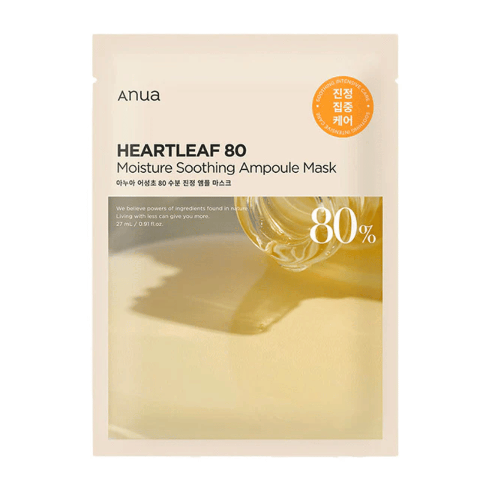 Die Verpackung von Anua Heartleaf 80 Moisture Soothing Ampoule Mask zeigt eine dicke, goldene Flüssigkeit, die auf eine Oberfläche tropft, mit einem klaren Etikett, das 80% Hauptbestandteil anzeigt. Das Design ist minimalistisch mit neutralen Farben.
