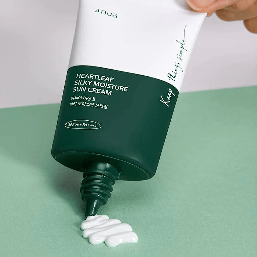  Sonnencreme von Anua, "Heartleaf Silky Moisture", wird aus der Tube gedrückt.