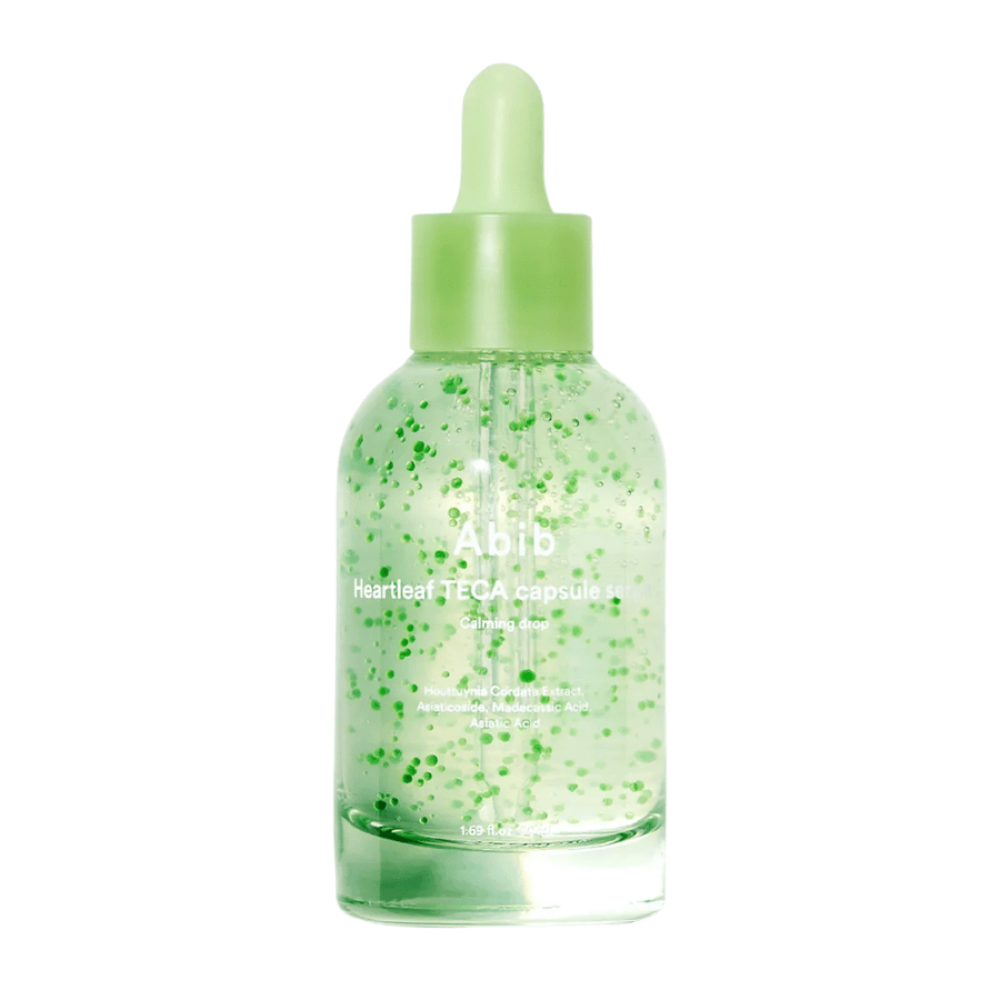 Reines Produktbild von Abib Heartleaf TECA Capsule Serum mit in der Flasche sichtbaren grünen Kapseln und Fokus auf dem beruhigenden Serumdesign.