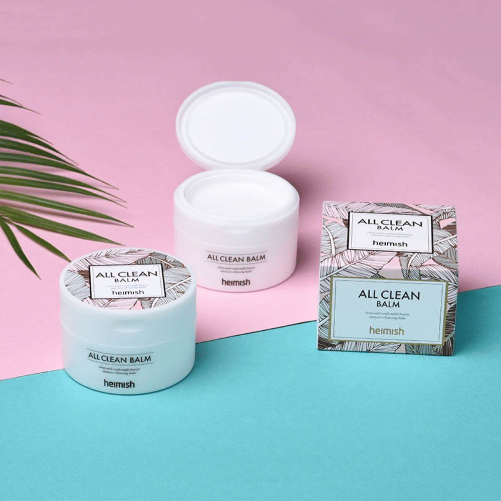 Heimish All Clean Balm 120ml und eine Palme auf rosa und blauem Hintergrund, geeignet für empfindliche Haut.
