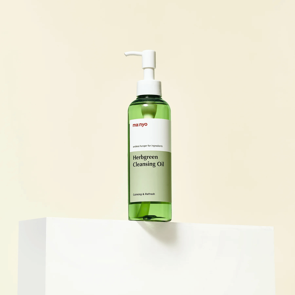 ma:nyo Herbgreen Cleansing Oil auf einem Sockel stehend, mildes koreanisches Reinigungsöl mit grünen Kräuterextrakten für die tägliche Gesichtsreinigung