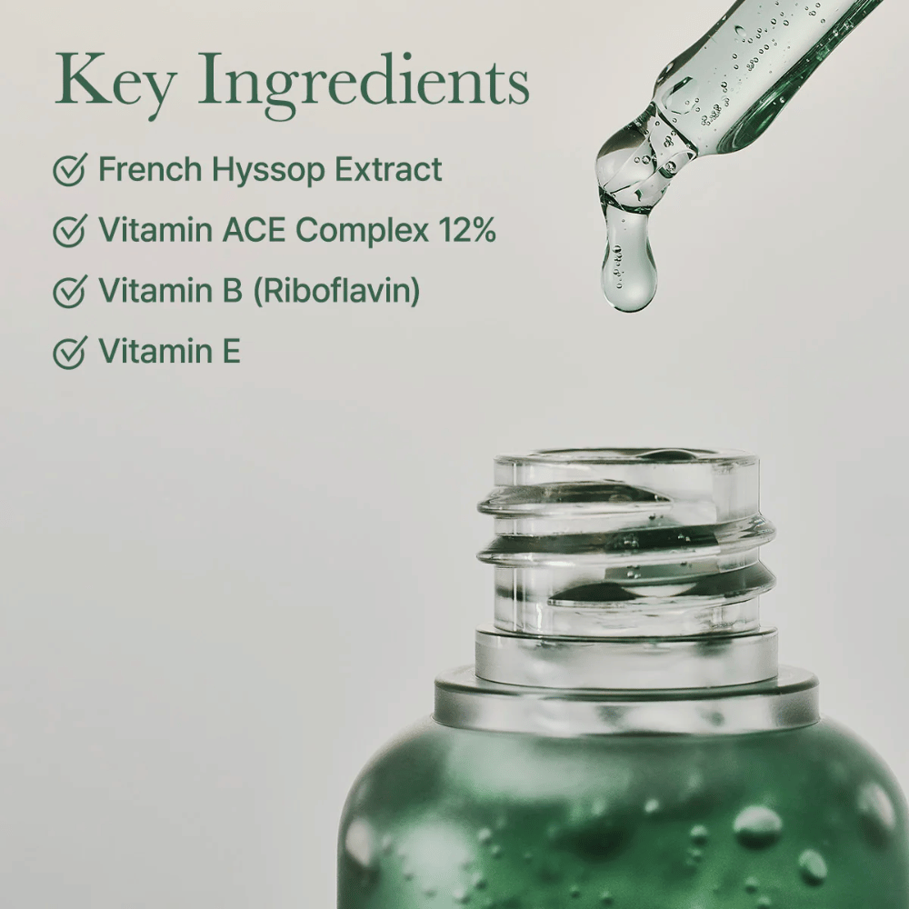Nahaufnahme der Serumflasche mit Pipette und Text über Schlüsselinhaltsstoffe wie Ysop-Extrakt, Vitamin-ACE-Komplex und Vitamin E.