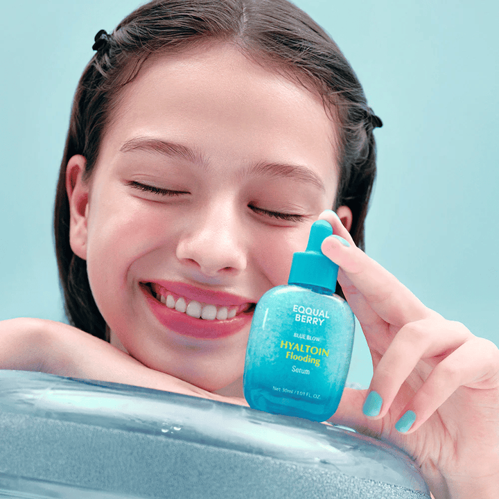 Modell hält EQUAL BERRY Hyaltoin Flooding Serum – feuchtigkeitsspendendes Gesichtsserum für weiche und aufgepolsterte Haut