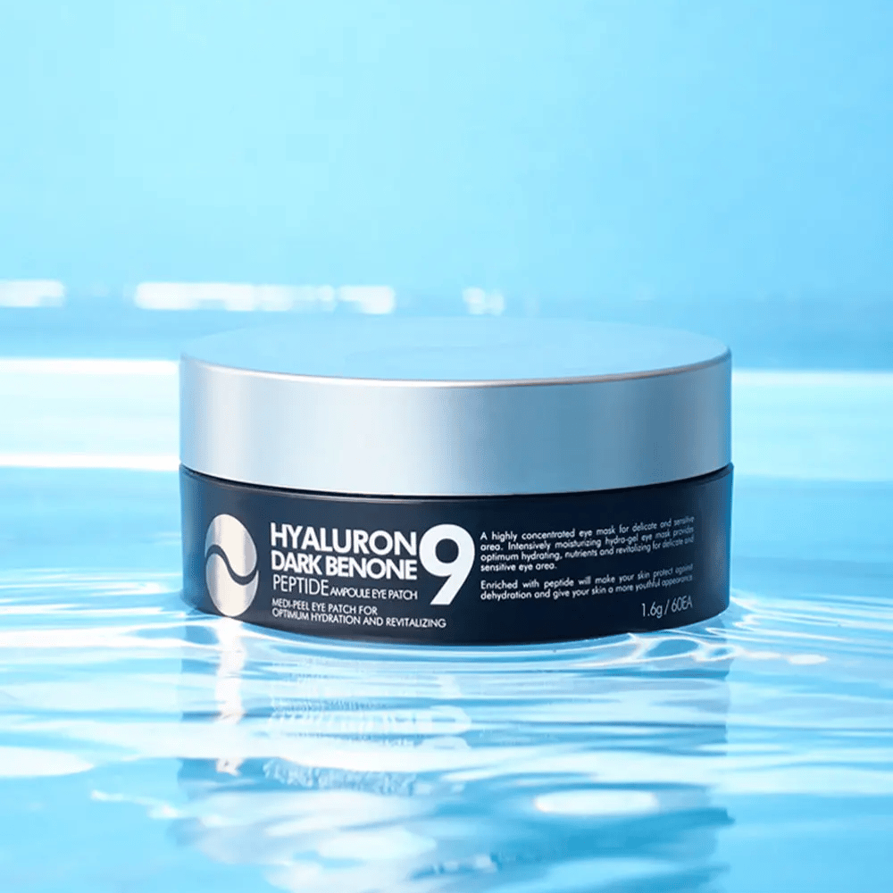 Hyaluron Dark Benone Peptide 9 Ampoule Eye Patch auf Wasseroberfläche platziert – feuchtigkeitsspendende koreanische Augenpatches mit Hyaluronsäure und Peptiden für frischere Haut um die Augen.