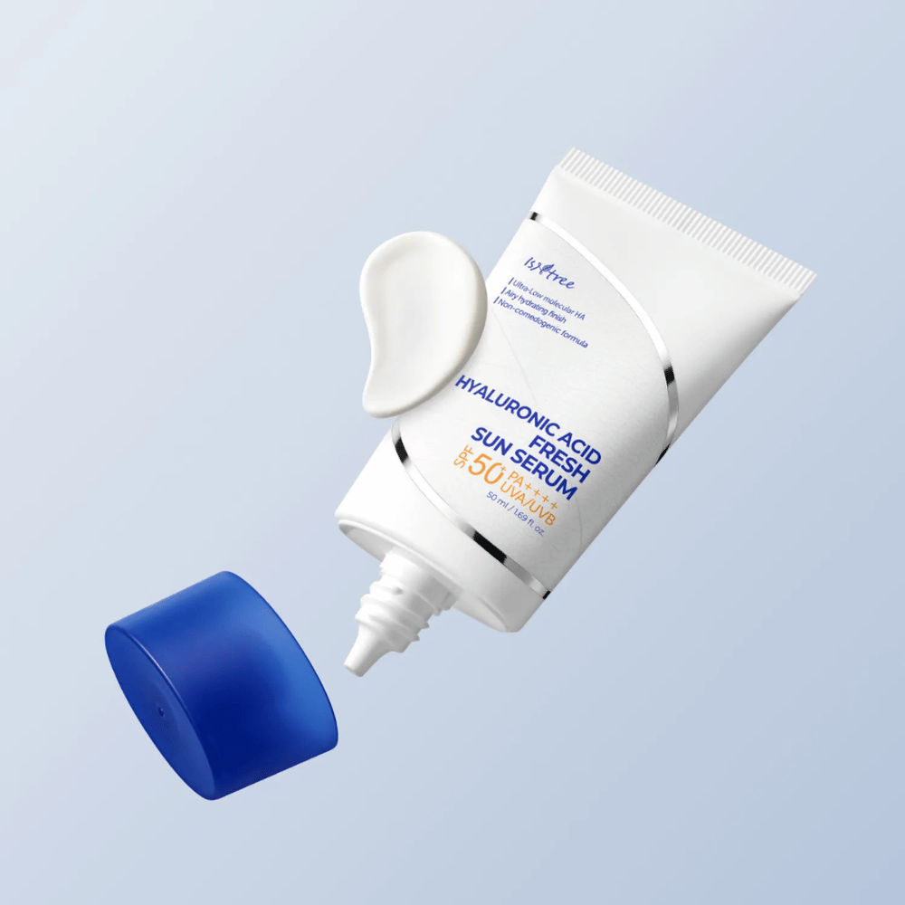 Isntree Hyaluronic Acid Fresh Sun Serum ist ein leichtes Sonnenschutzserum mit SPF50+ PA++++, das vor UVA/UVB schützt und gleichzeitig mit Hyaluronsäure befeuchtet. Perfekt für empfindliche Haut.