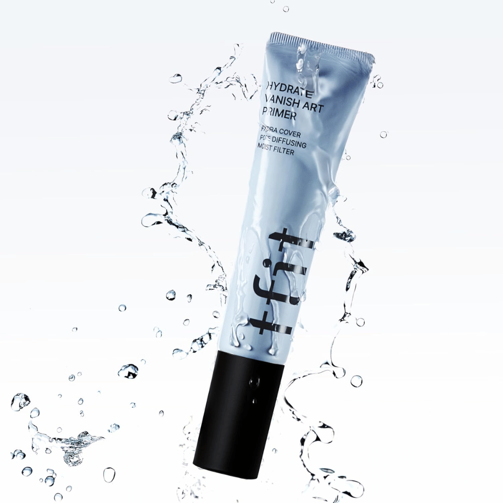 TFIT Hydrate Vanish Art Primer in blauer Tube wird von spritzendem Wasser umgeben, was die feuchtigkeitsspendenden Eigenschaften des Produkts und das frische Gefühl bei der Anwendung symbolisiert.