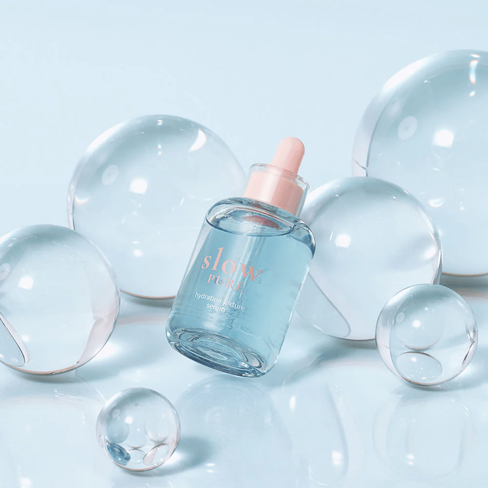 Slow Pure Hydration Texture Serum platziert zwischen transparenten Blasen, Symbol für intensive Feuchtigkeitspflege.