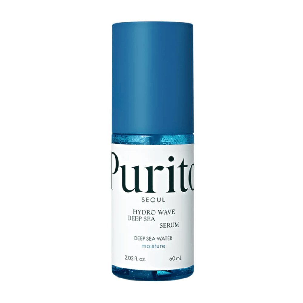 Ein Produktbild von Purito Hydro Wave Deep Sea Serum. Die Flasche ist transparent mit einem blauen Deckel und enthält ein tiefblaues Serum. Der Text auf dem Etikett gibt an, dass das Produkt 60 ml enthält und feuchtigkeitsspendende Eigenschaften mit Tiefseewasser bietet. Das Design ist sauber und modern.