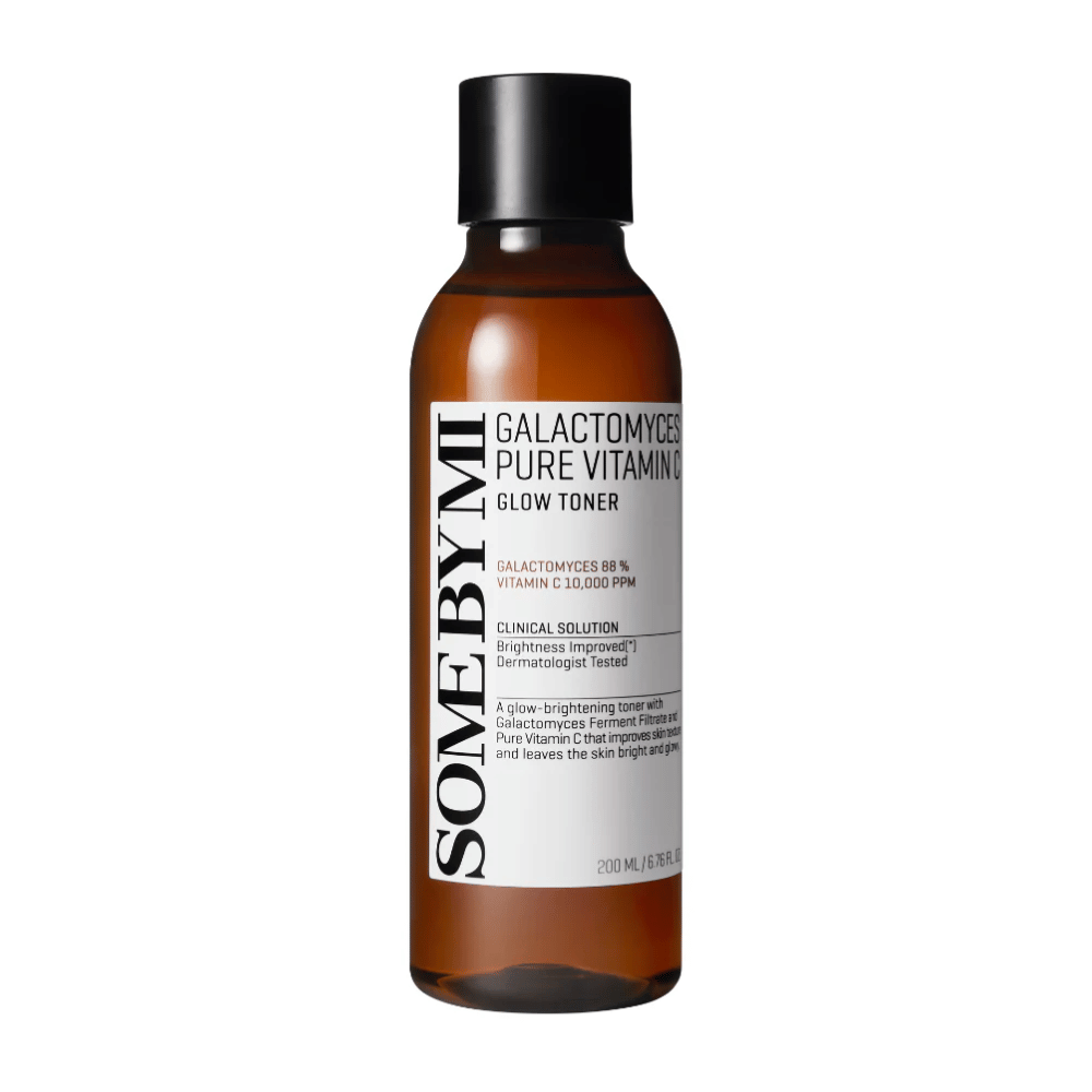 Bild von SOME BY MI Galactomyces Pure Vitamin C Glow Toner. Das Produkt wird in einer transparenten Flasche mit schwarzem Deckel und klarer Kennzeichnung präsentiert. Es enthält 88% Galactomyces und 10.000 ppm Vitamin C, was einen helleren Hautton und eine verbesserte Hautstrahlung verleiht. Der Inhalt der Flasche ist dermatologisch getestet.