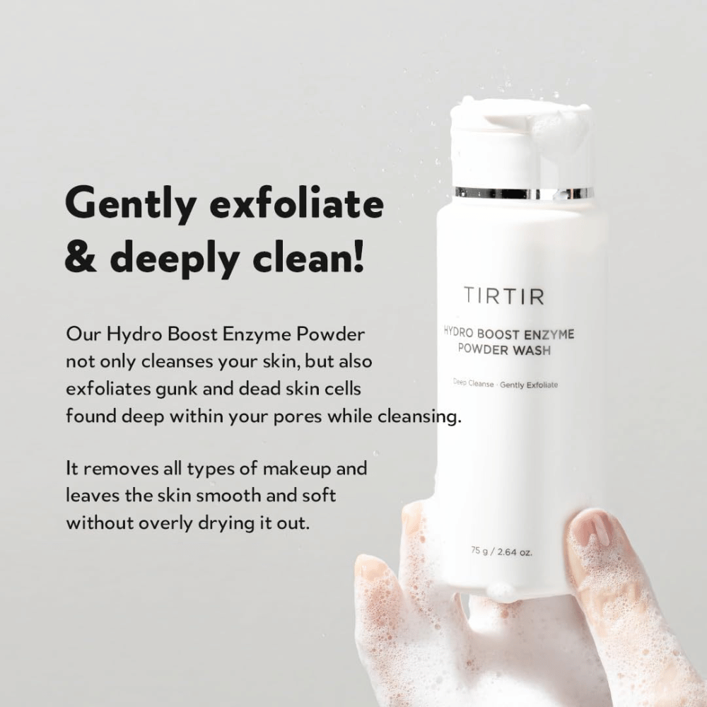 Eine Hand hält eine Flasche TIRTIR Hydro Boost Enzyme Powder Wash, ein Hautpflegeprodukt, das exfoliert und tiefenreinigt. Die Flasche ist weiß mit Text und in der Hand bildet sich ein weißer Schaum.
