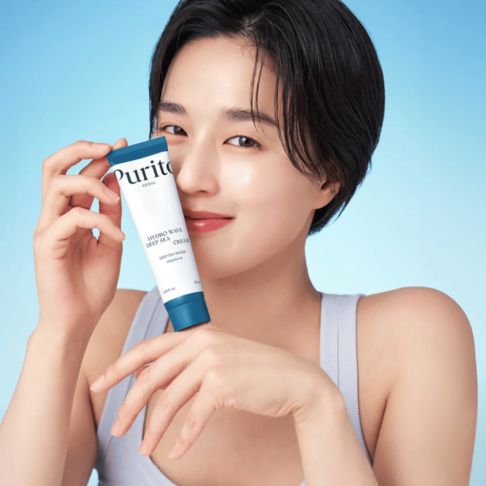 Purito Hydro Wave Deep Sea Cream ist eine intensiv feuchtigkeitsspendende Gesichtscreme, die Tiefseewasser enthält, welches hilft, der Haut langanhaltende Feuchtigkeit und Nährstoffe zu geben. Ihre leichte, gelartige Textur wird schnell absorbiert, ohne ein klebriges Gefühl zu hinterlassen, was sie ideal für den täglichen Gebrauch macht.