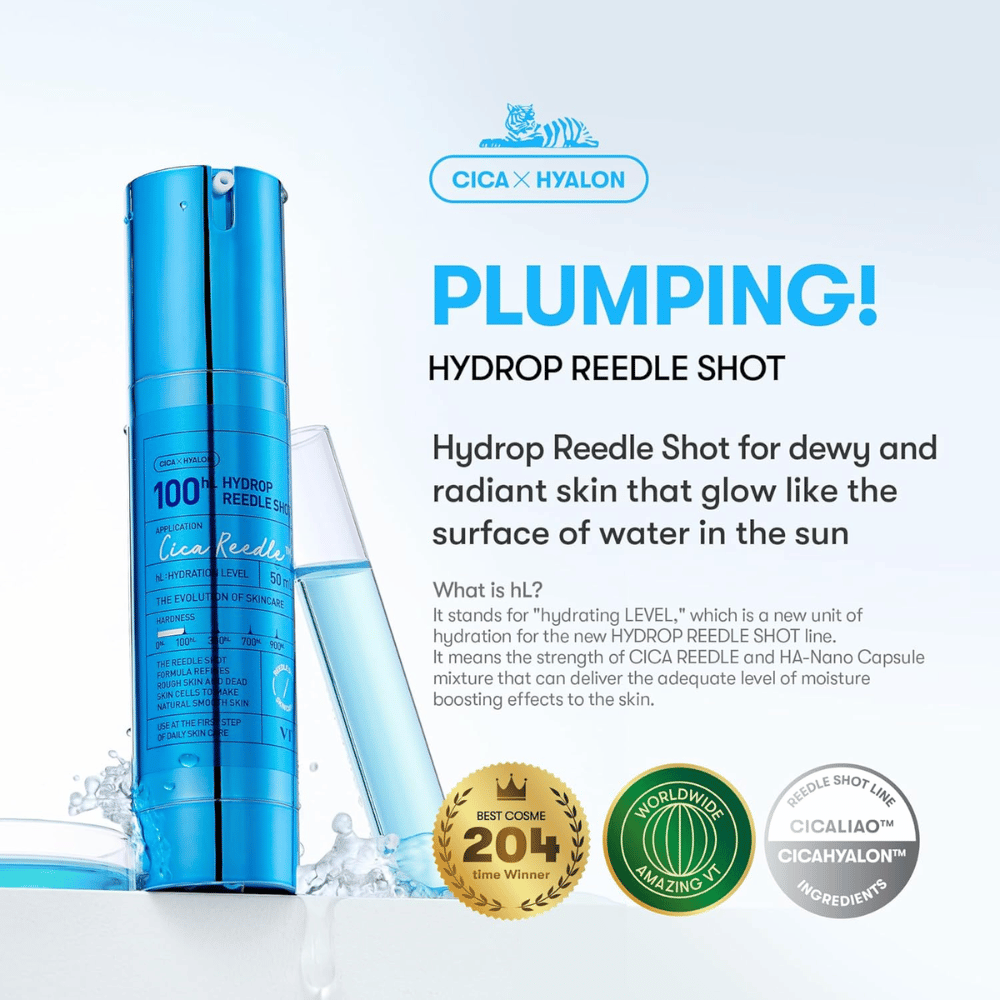 Blaue Flasche VT Cica Hyalon Hydrop Reedle Shot 100hL mit durchsichtiger Pipette, Text über feuchtigkeitsspendende Wirkung und Hautglanz, sowie drei Embleme, die die Auszeichnungen und Inhaltsstoffe des Produkts hervorheben.