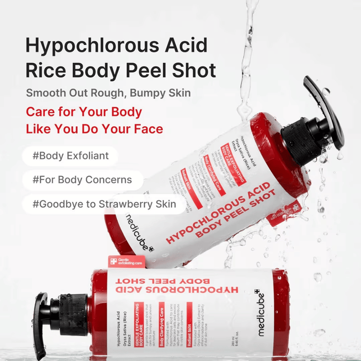 Kampagnenbild für Medicube Hypochlorous Acid Body Peel Shot mit Wassereffekt und Fokus auf Körperexfoliation bei Erdbeerhaut, ungleichmäßiger Hautstruktur und trockenen Stellen.