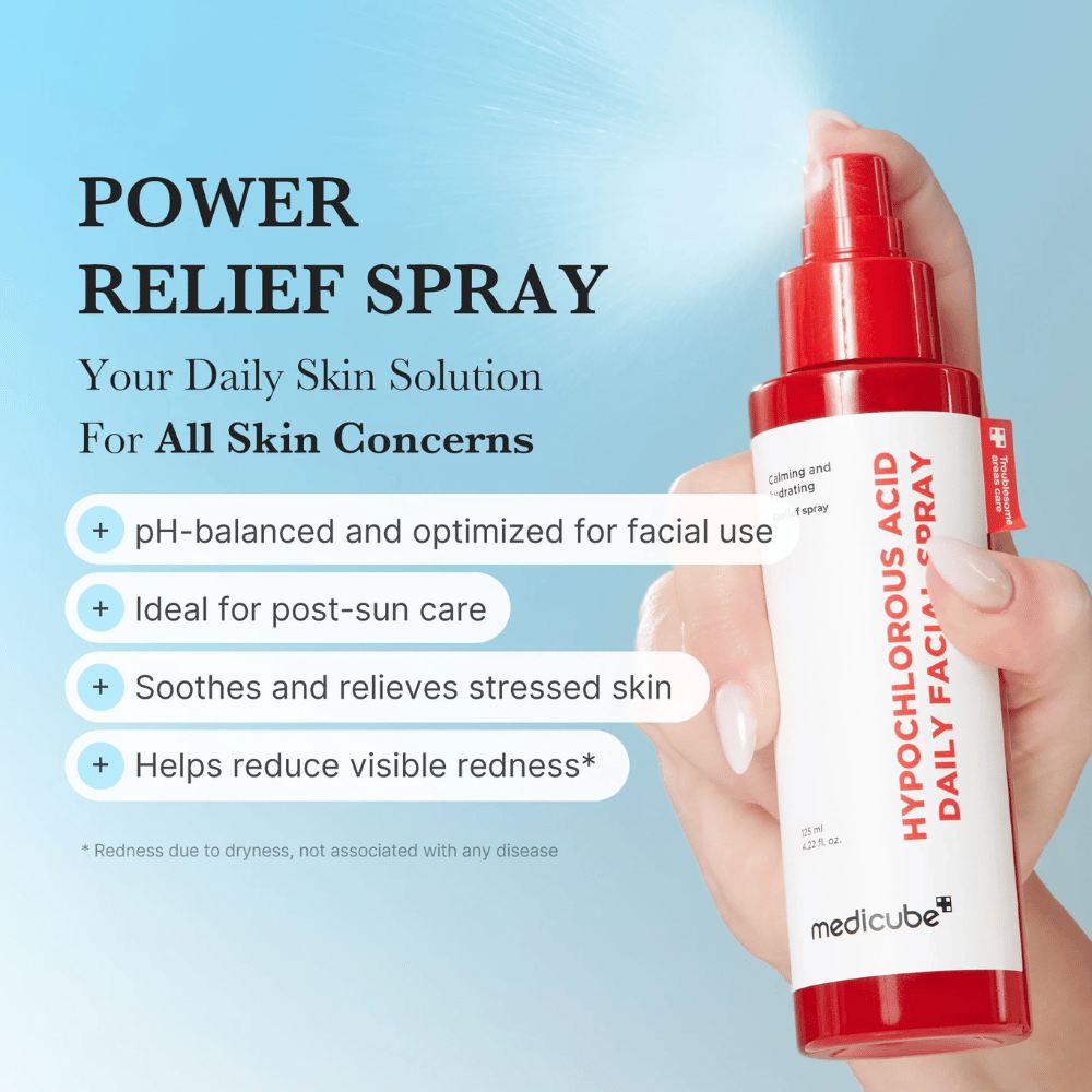 Marketingbild mit blauem Hintergrund, auf dem das Spray während der Anwendung in einer Hand gehalten wird. Das Bild hebt die Anwendungsbereiche des Produkts hervor, wie das Ausgleichen des pH-Werts der Haut, die Pflege nach Sonneneinstrahlung, das Beruhigen gestresster Haut und die Verringerung sichtbarer Rötungen.