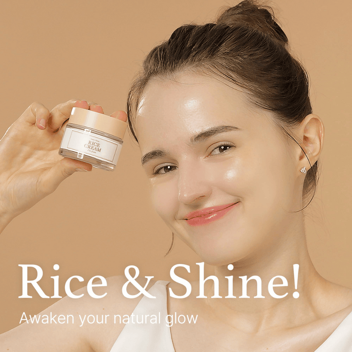 Ung kvinna med ett leende som håller upp en burk märkt "RICE CREAM", med texten "Rice & Shine! Väck din naturliga lyster" i bakgrunden.