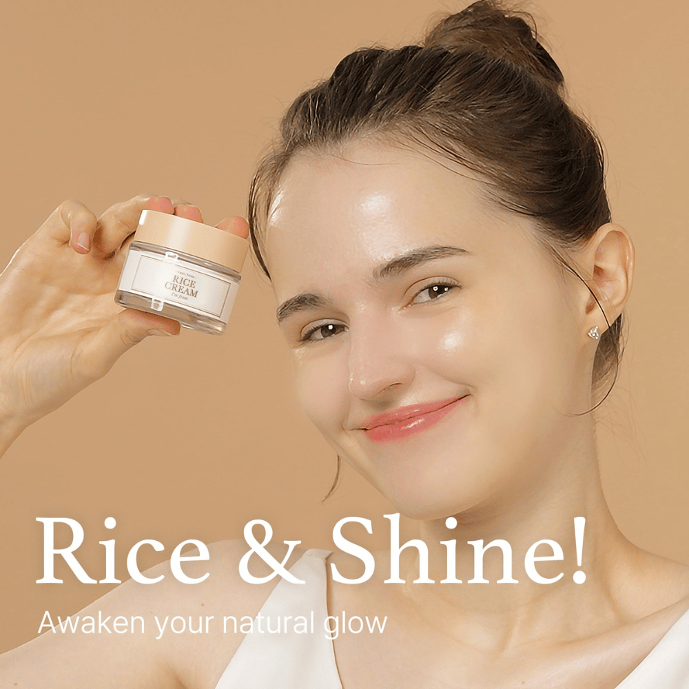 Junge Frau mit einem Lächeln, die eine Dose mit der Aufschrift "RICE CREAM" hält, mit dem Text "Rice & Shine! Erwecke deinen natürlichen Glanz" im Hintergrund.