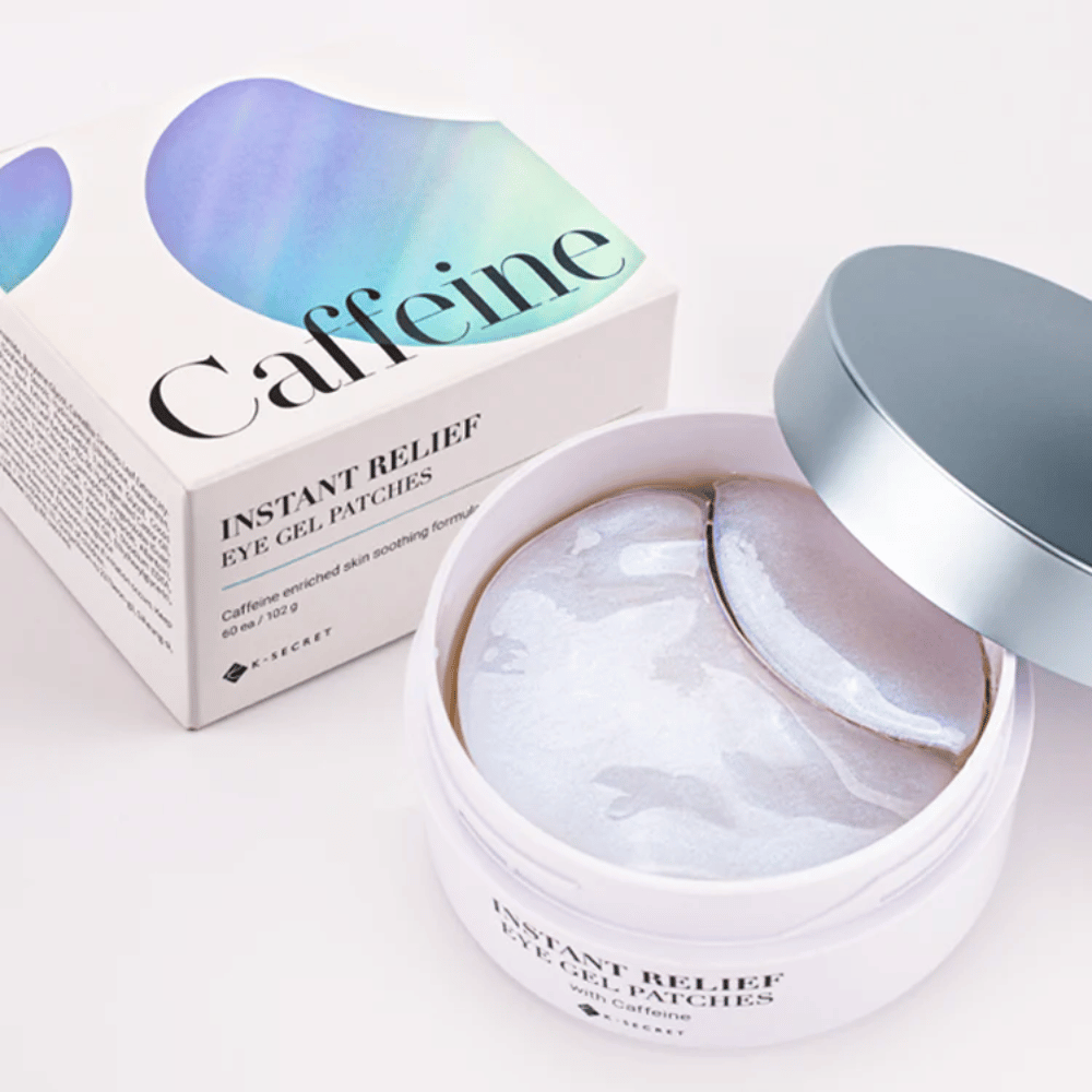 Dose und Verpackung von K-Secret Instant Relief Eye Gel Patches mit Koffein, geöffnet und zeigt schimmernde Hydrogel-Pads.