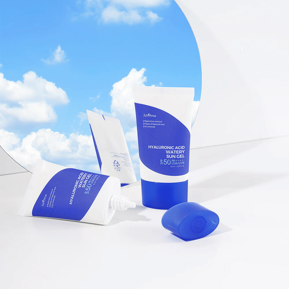 Ein Satz Isntree Hyaluronic Acid Watery Sun Gel Set auf einem weißen Hintergrund.