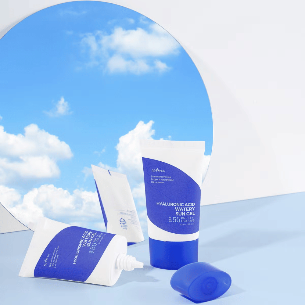 Ein blau-weißes Hyaluronic Acid Watery Sun Gel 50 ml Hautpflegeset mit SPF50+ auf weißem Hintergrund von Isntree.