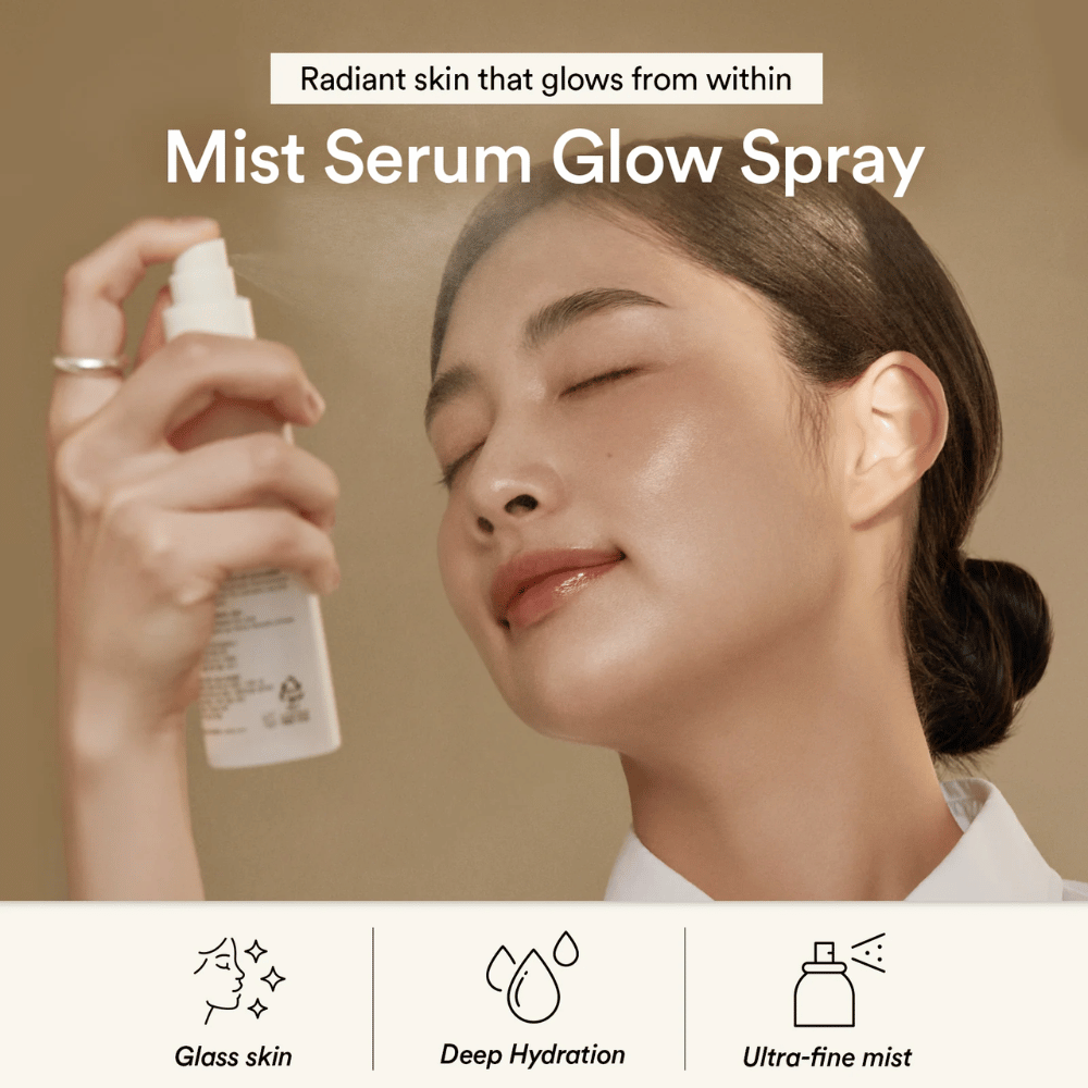 Frau sprüht Abib Jericho Rose Mist Serum ins Gesicht. Feiner Nebel, der tief hydratisiert und einen Glow-Effekt verleiht.
