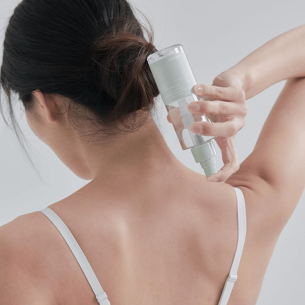 celimax Ji Woo Gae Heartleaf BHA Body Mist wird auf Rücken und Nacken aufgetragen