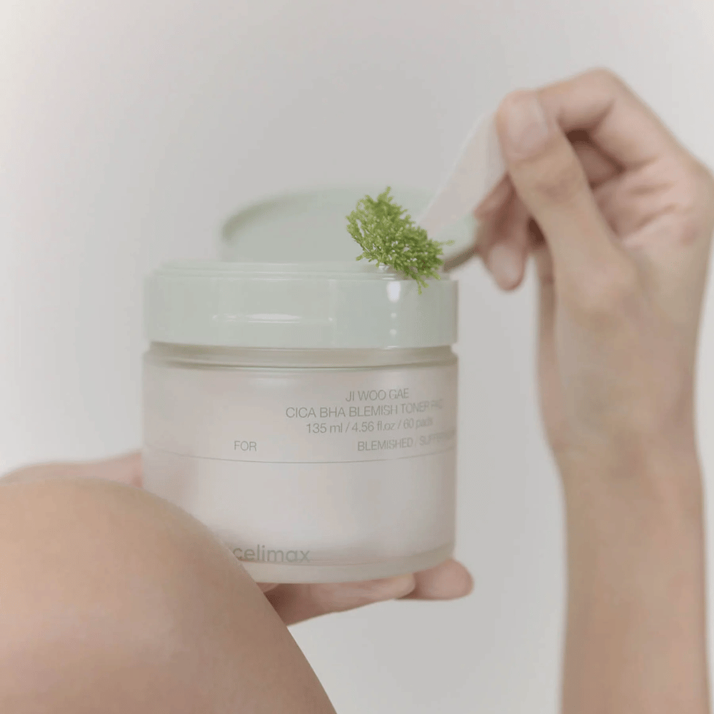 Celimax Ji Woo Gae Cica BHA Blemish Toner Pad mit Centella-Extrakt wird in der Anwendung gezeigt – sanftes Peeling für klare Haut.