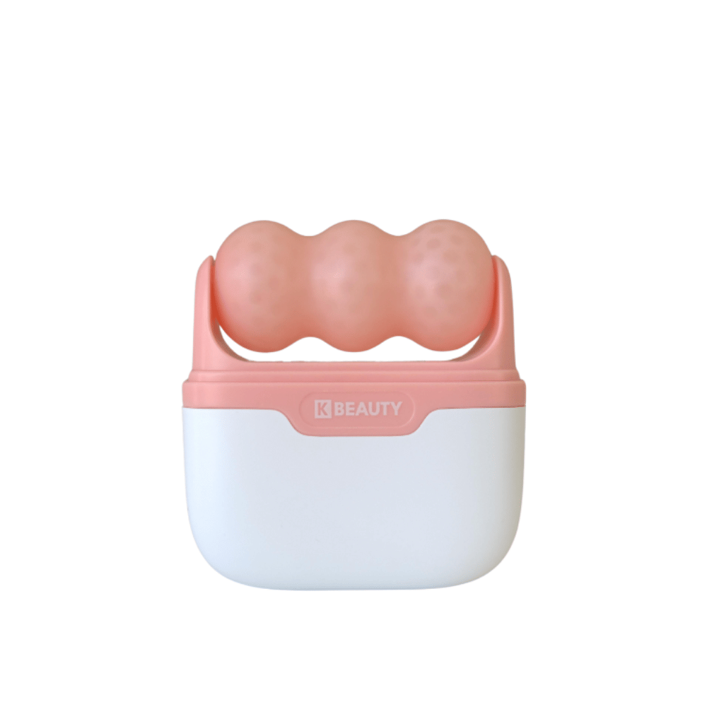 Das Bild zeigt ein K-Beauty Ice Roller mit einem weißen und rosa Griff. Das Produkt hat drei abgerundete, gepunktete Rollen in rosa Farbe oben, die zum Kühlen und Massieren des Gesichts entworfen sind. Der Hintergrund ist ganz weiß.