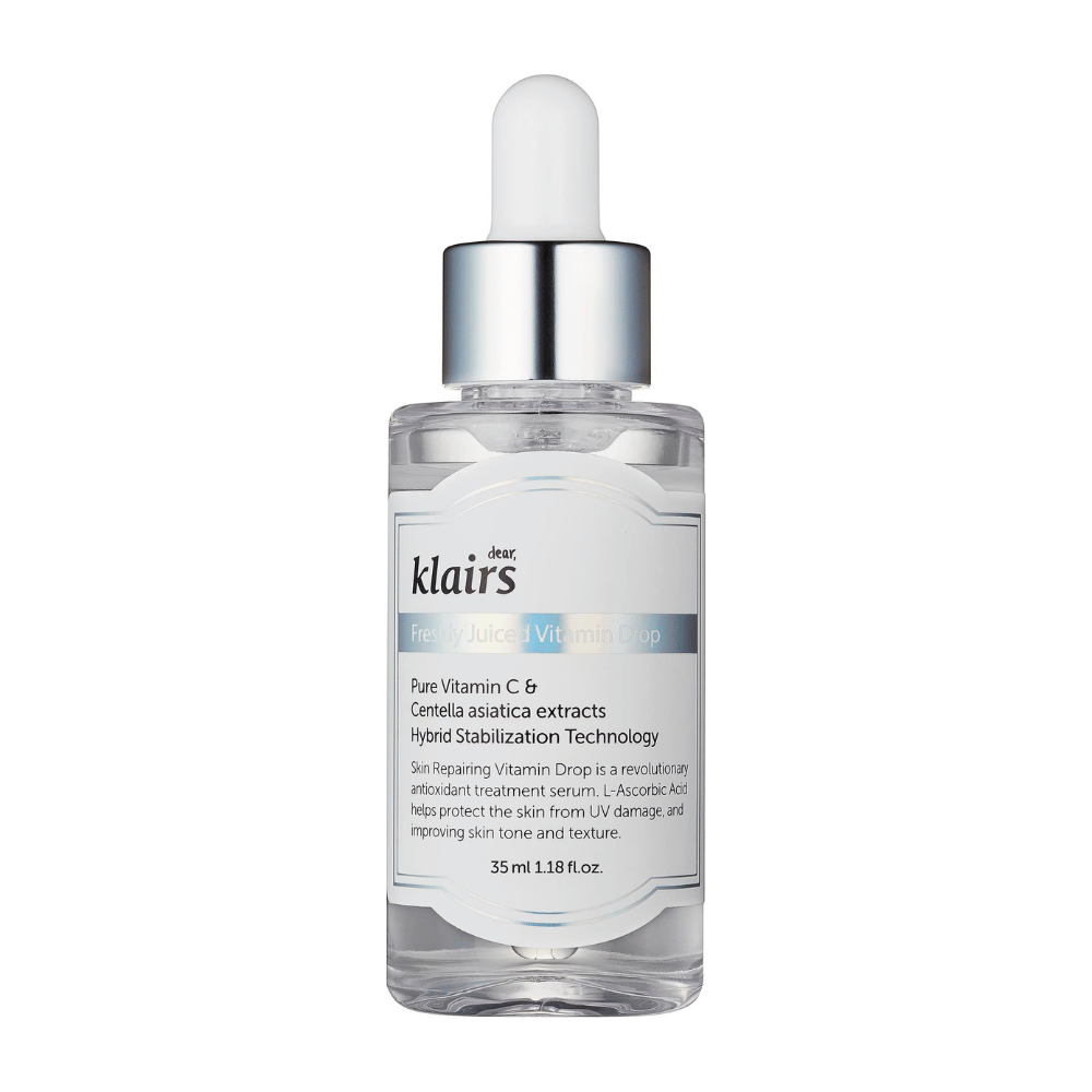 Eine Glasflasche mit Tropfverschluss von Klairs, Freshly Juiced Vitamin Drop, mit Text über Vitamin C und Centella asiatica Extrakt, auf weißem Hintergrund.