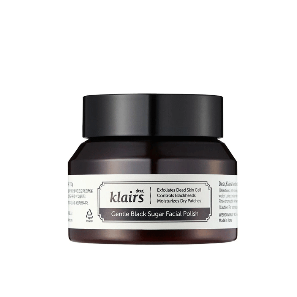 Eine Dose Klairs Gentle Black Sugar Facial Polish mit schwarzem Deckel und Etikett, vor einem neutralen Hintergrund.
