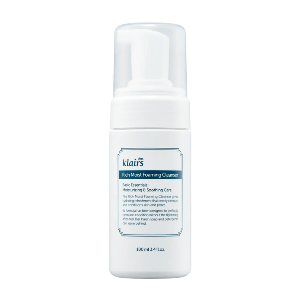 Eine Pumpflasche von Klairs Rich Moist Foaming Cleanser mit Beschreibung der feuchtigkeitsspendenden und beruhigenden Eigenschaften, vor einem weißen Hintergrund.