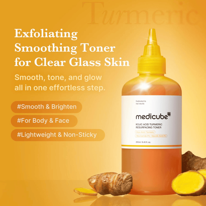 Kampagnenbild für Medicube Kojic Acid Turmeric Resurfacing Toner, das exfolierendes gesichtswasser für Glow, ebenmäßigen Hautton und eine leicht feuchtigkeitsspendende Formel für Gesicht und Körper hervorhebt.