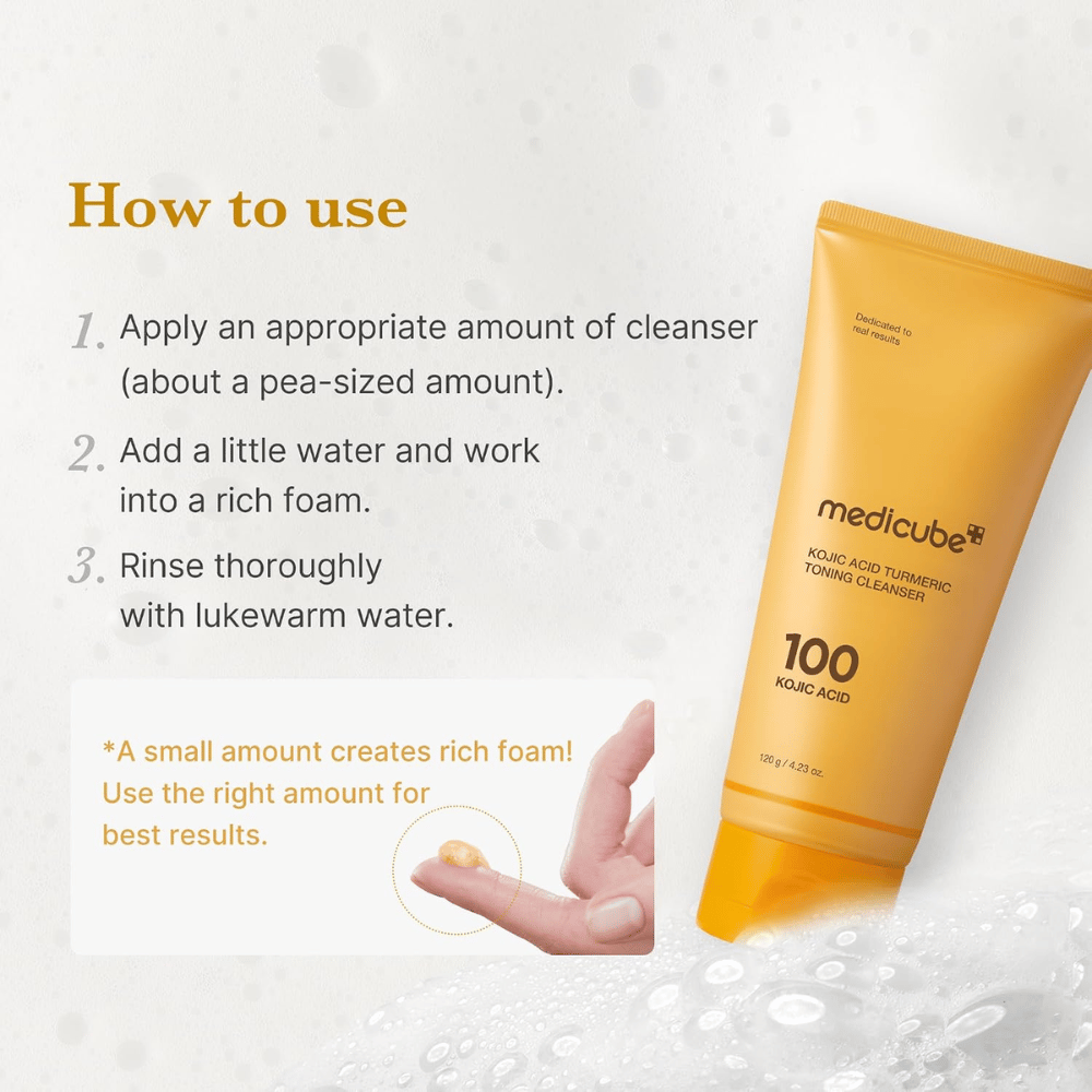 Medicube Kojic Acid Turmeric Toning Cleanser mit Gebrauchsanweisung in drei Schritten. Gelbe Reinigungstube und Gel auf der Fingerspitze, das die Dosierung zeigt.