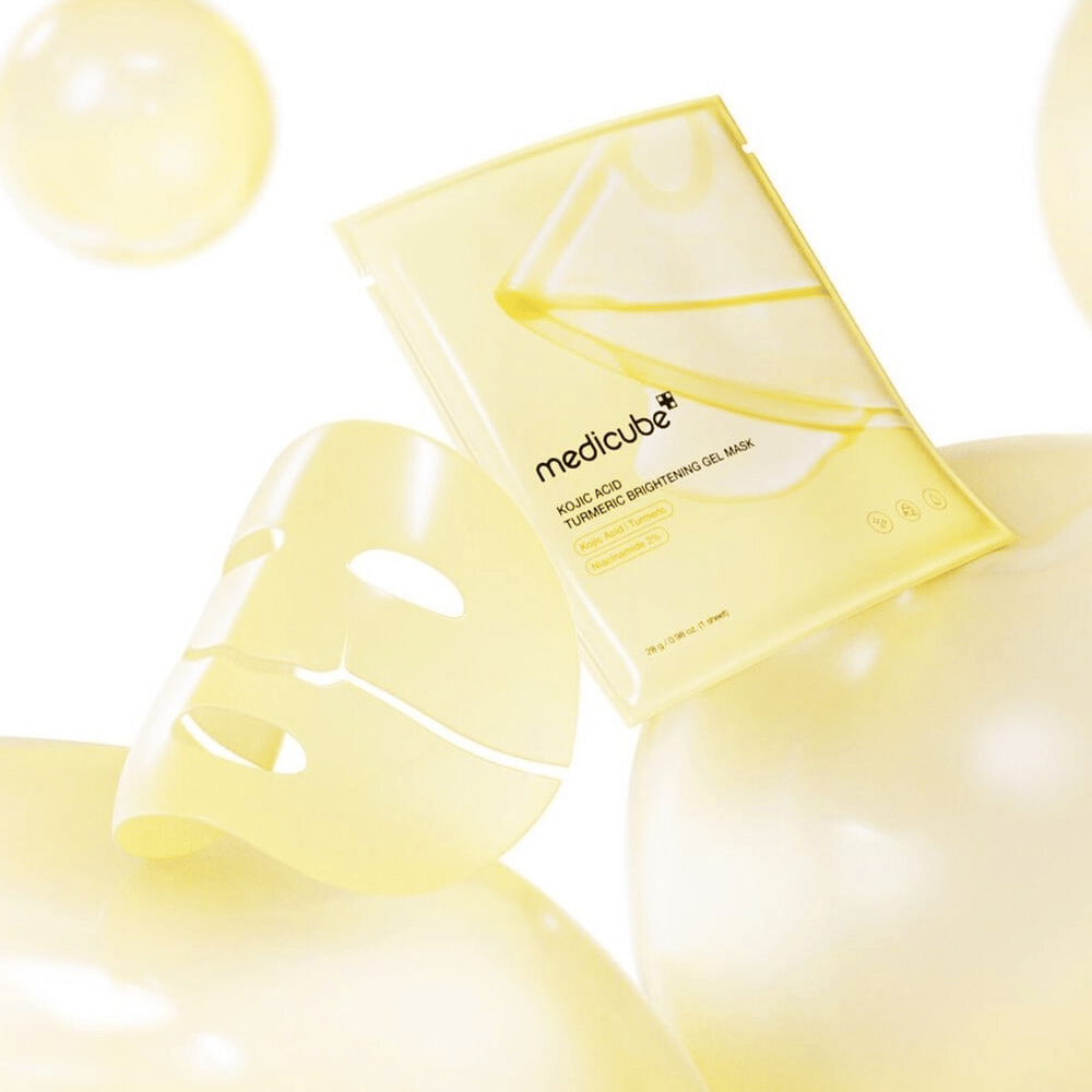 Medicube Kojic Acid Turmeric Brightening Gel Mask – leuchtende Gelmaske mit Kojiksäure und Kurkuma, sichtbar in durchsichtiger Tuchmaske und gelber Verpackung.