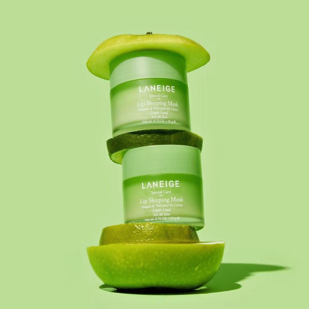 Zwei Dosen mit LANEIGEs Lip Sleeping Mask Apple Lime 20g aufeinander gestapelt und spenden Feuchtigkeit.
