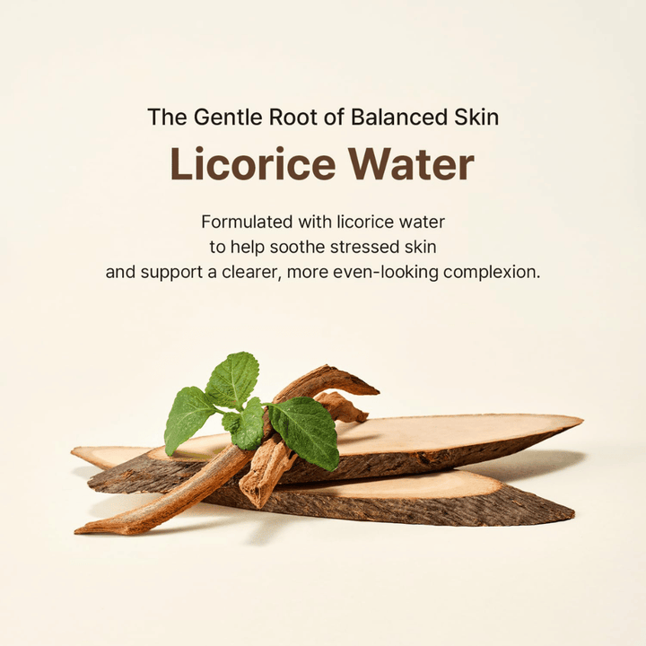 Lakritzwurzel und grüne Blätter veranschaulichen den Hauptinhaltsstoff in Acwell Licorice pH Balancing Essence Mist. Lakritzwasser hilft, gestresste Haut zu beruhigen und zu einem ebenmäßigeren Hautton beizutragen.