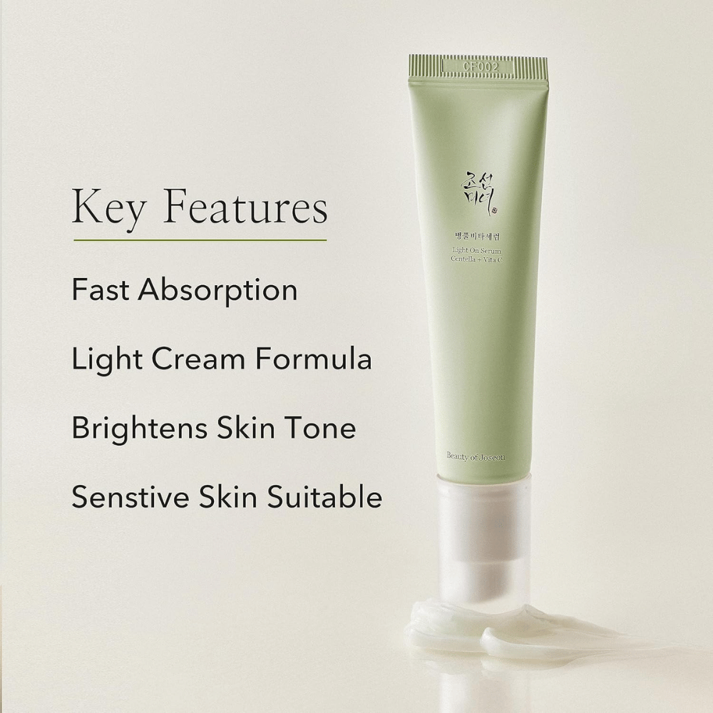 Beauty of Joseon Light On Serum mit Centella und Vitamin C, wird stehend mit herausgedrückter Creme am Boden gezeigt. Wichtige Funktionen werden daneben aufgelistet: schnelle Absorption, leichte Cremeformel, Hautbildverbesserung und geeignet für empfindliche Haut.