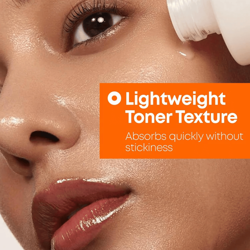 3. NINE LESS MELA-PRO Rice & TXA Toner – Modell mit hydratisierter Haut, das die leichte Konsistenz und schnelle Absorption des Toners zeigt