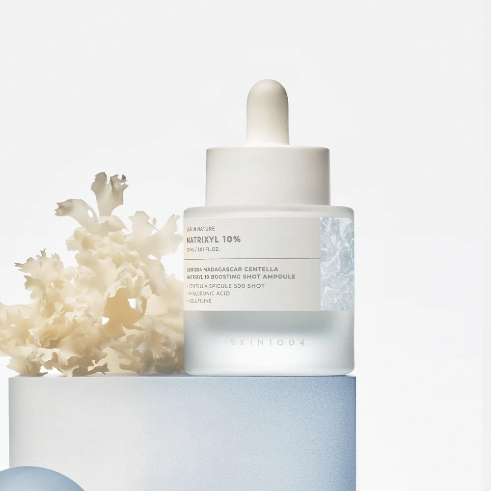 SKIN1004 Madagascar Centella Matrixyl 10 Boosting Shot Ampoule in Lifestyle-Bild – Anti-Aging-Serum mit Peptiden und Centella, das die Hautbarriere stärkt und Spannkraft verleiht.