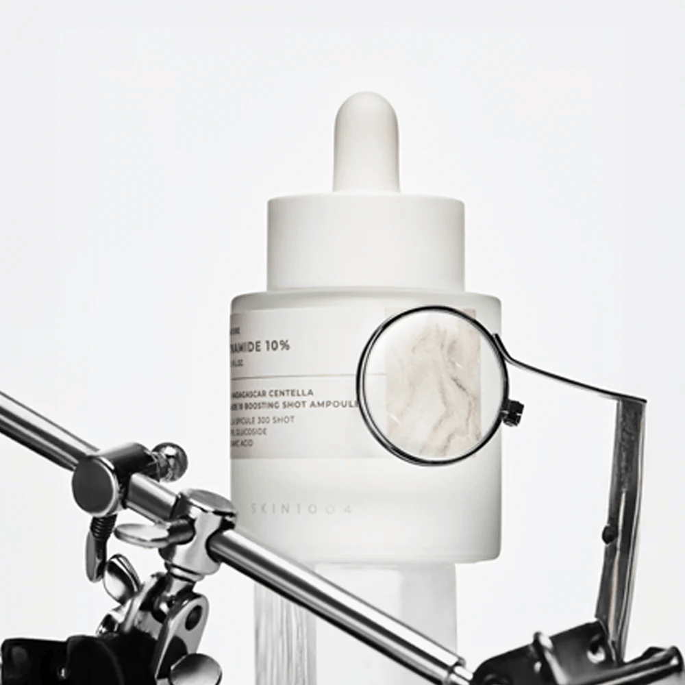 Detailbild von SKIN1004 Madagascar Centella Niacinamide 10 Boosting Shot Ampoule, das den Inhaltsstofffokus und die aktive Formel für klarere Haut und gleichmäßige Hautstruktur hervorhebt.