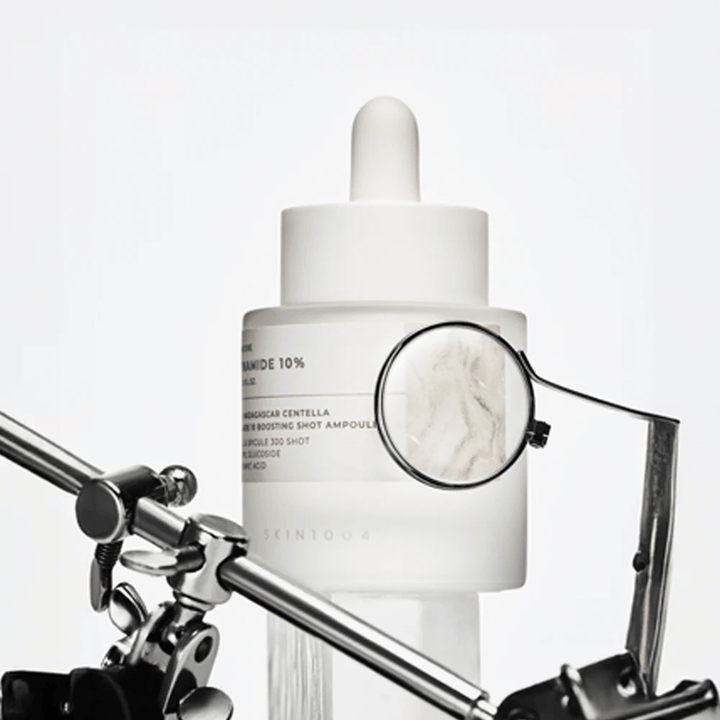 Detailbild von SKIN1004 Madagascar Centella Niacinamide 10 Boosting Shot Ampoule, das den Inhaltsstofffokus und die aktive Formel für klarere Haut und gleichmäßige Hautstruktur hervorhebt.
