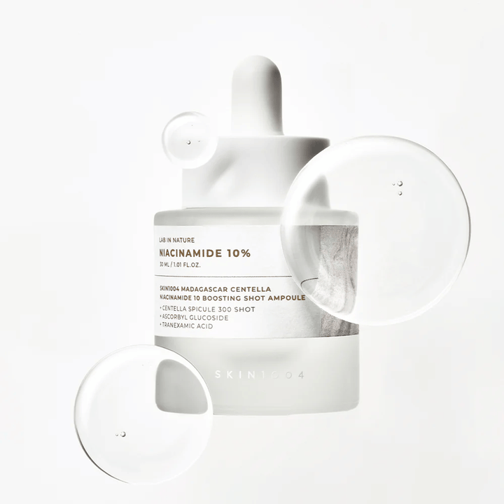 SKIN1004 Madagascar Centella Niacinamide 10 Boosting Shot Ampoule mit Serumtropfen, die eine leichte, schnell einziehende Formel mit Niacinamid, Tranexamsäure und Centella zeigen.