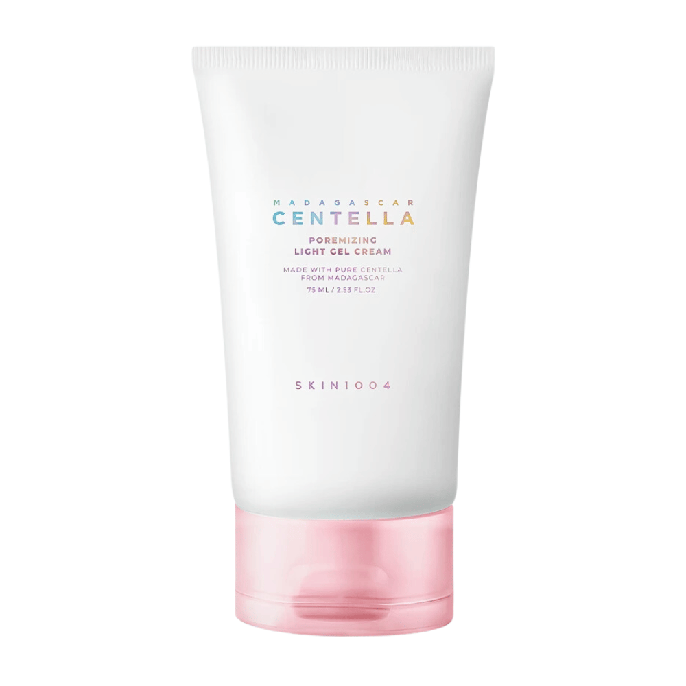 Madagascar Centella Poremizing Light Gel Cream wird in einer weißen und rosa Tube präsentiert. Das Produkt wird mit reiner Centella aus Madagaskar hergestellt und hat eine leichte, gelartige Konsistenz, die es ideal macht, um Poren zu reduzieren und ein frisches Gefühl zu verleihen.