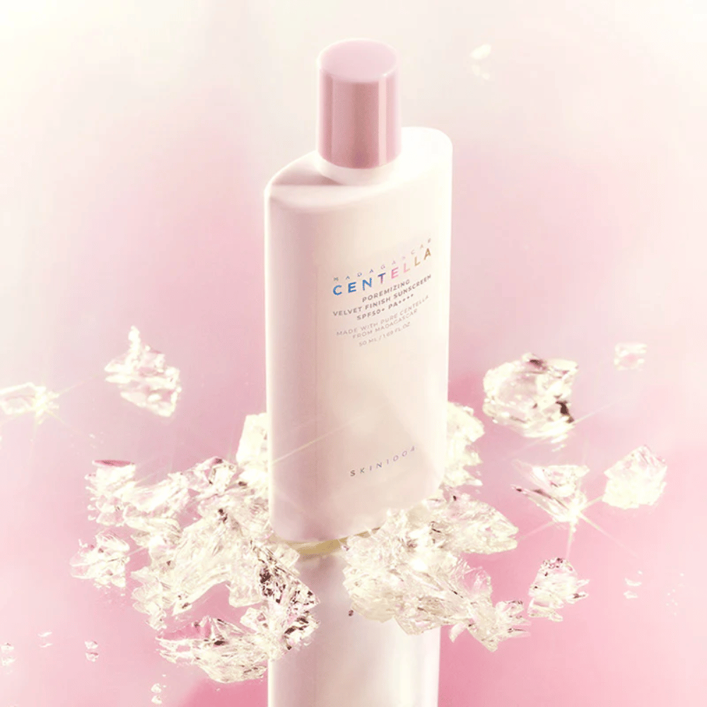 SKIN1004 Madagascar Centella Poremizing Velvet Finish Sunscreen SPF 50+ PA++++ mit leichter Formel, die mühelos einzieht und langanhaltenden Schutz mit einem weichen, samtigen Hautgefühl bietet.