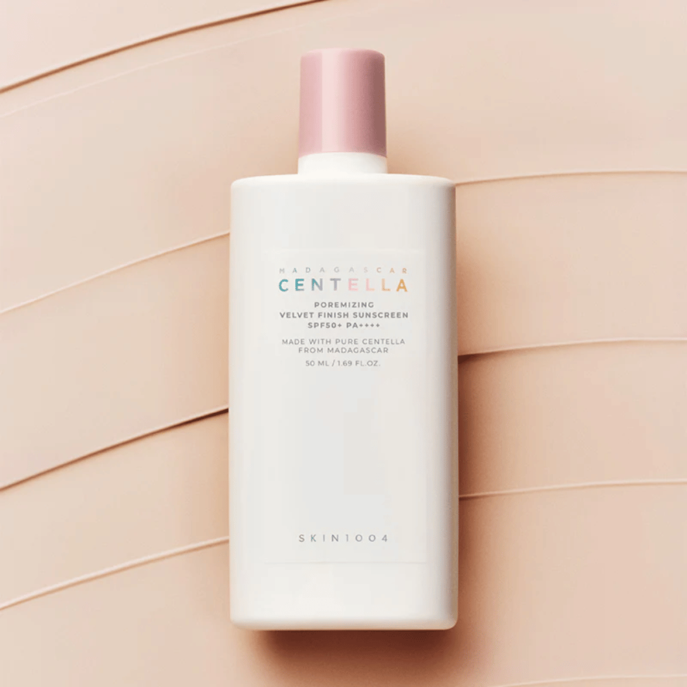 SKIN1004 Madagascar Centella Poremizing Velvet Finish Sunscreen SPF 50+ PA++++ mit Centella Asiatica, das die Haut beruhigt und ein angenehmes, mattes Finish ohne weißen Film hinterlässt.