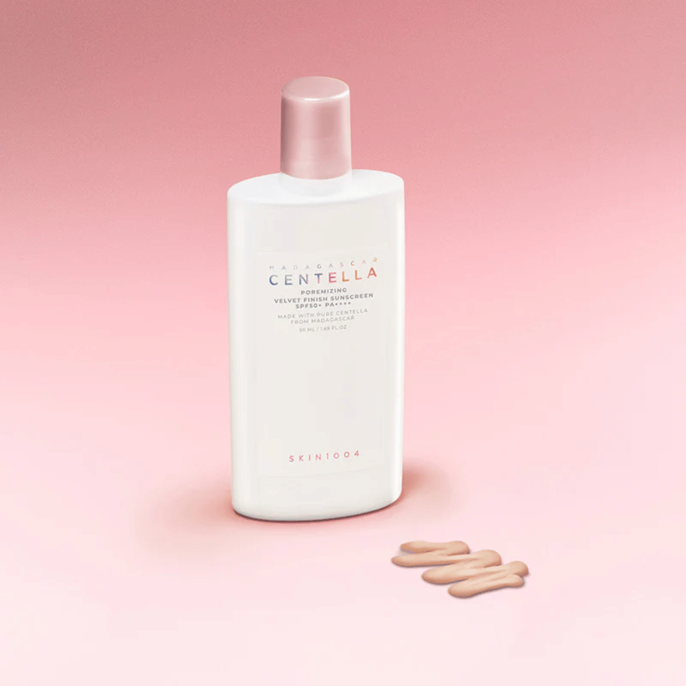 SKIN1004 Madagascar Centella Poremizing Velvet Finish Sunscreen SPF 50+ PA++++ – leichte Sonnencreme mit samtigem Finish, die die Haut schützt und hilft, Glanz zu kontrollieren.
