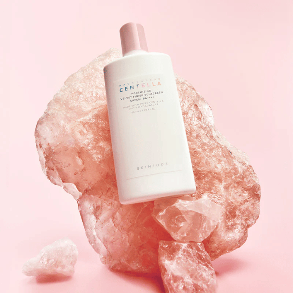 SKIN1004 Madagascar Centella Poremizing Velvet Finish Sunscreen SPF 50+ PA++++ mit Centella Asiatica aus Madagaskar, das die Haut beruhigt und ein natürlich mattes, weiches Finish verleiht.